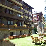 Cour Maison 3*