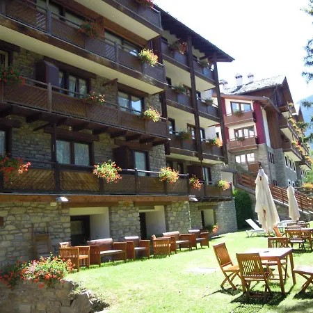 Cour Maison 3*