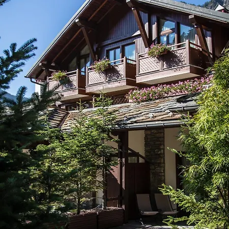 Cour Maison 3*